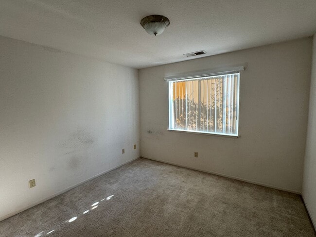 Building Photo - 3 bedroom 2 bath house in established neighborhood