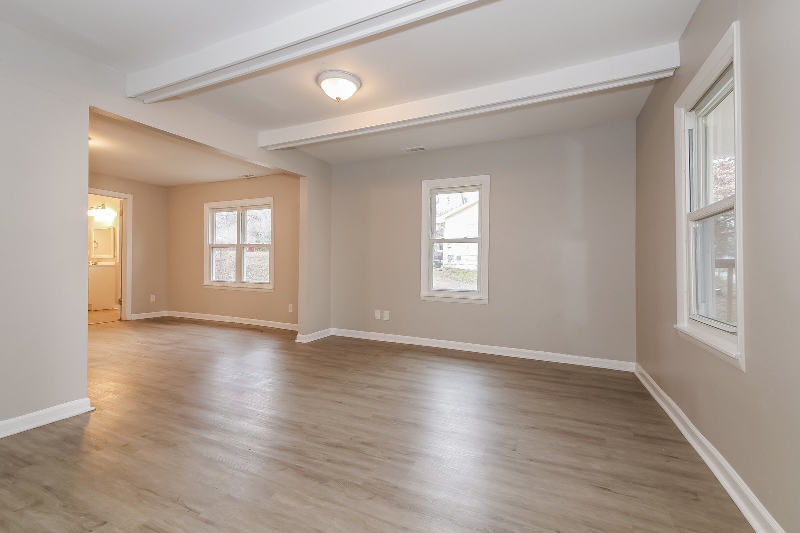 Building Photo - 901 S Leslie Ave