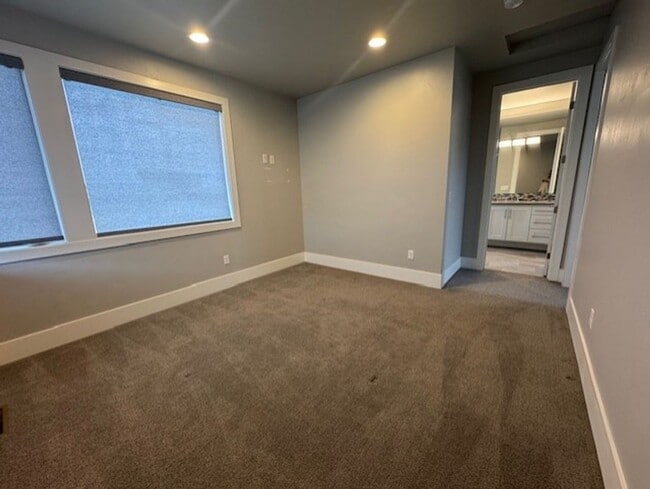 Building Photo - MOVE IN SPECIAL $1500 OFF FIRST MONTHS RENT / Beautiful home in the gated community of Tetherow