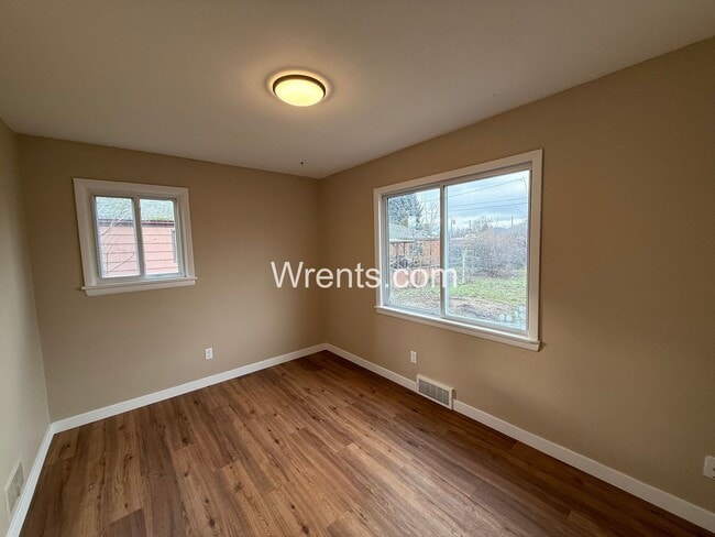 Building Photo - Cute Three Bedroom Home