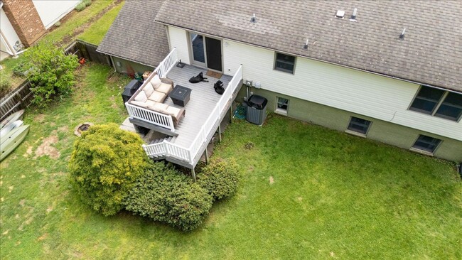 Building Photo - Spacious Home with Amazing Fenced Yard in ...