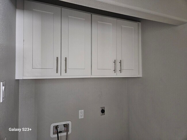 Building Photo - CHARMING NEWER CONTEMPORARY 3 BED/2 BATH AVAILABLE NOW