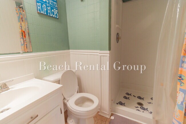 Building Photo - Furnished or Unfurnished Condo blocks from the beach