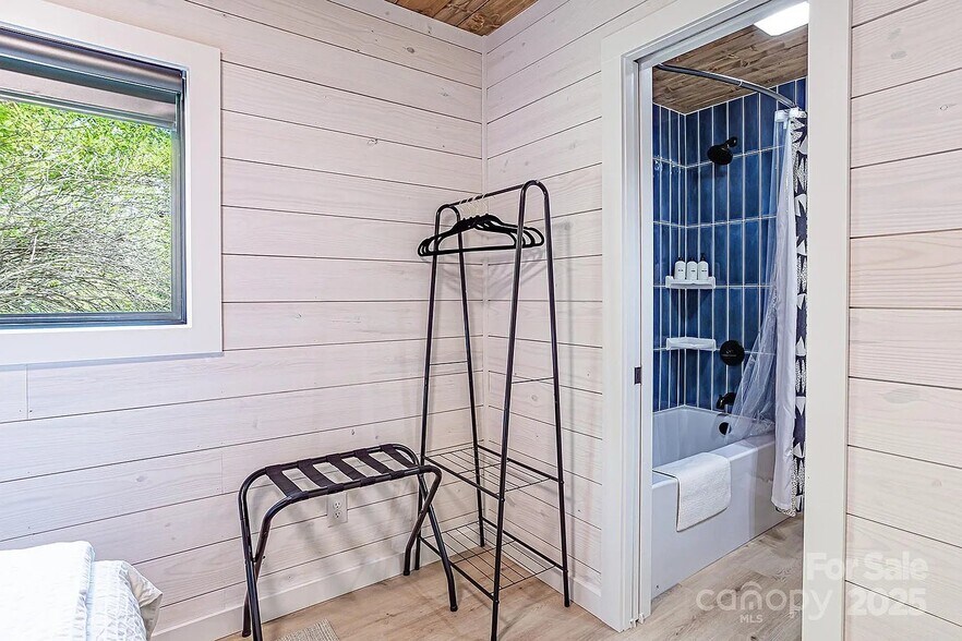 Building Photo - 826 Shumont Rd