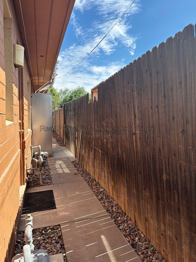 Building Photo - 338 W Highland Ave