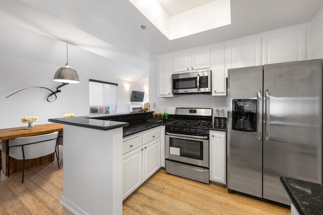 Kitchen - 1401 S Bentley Ave