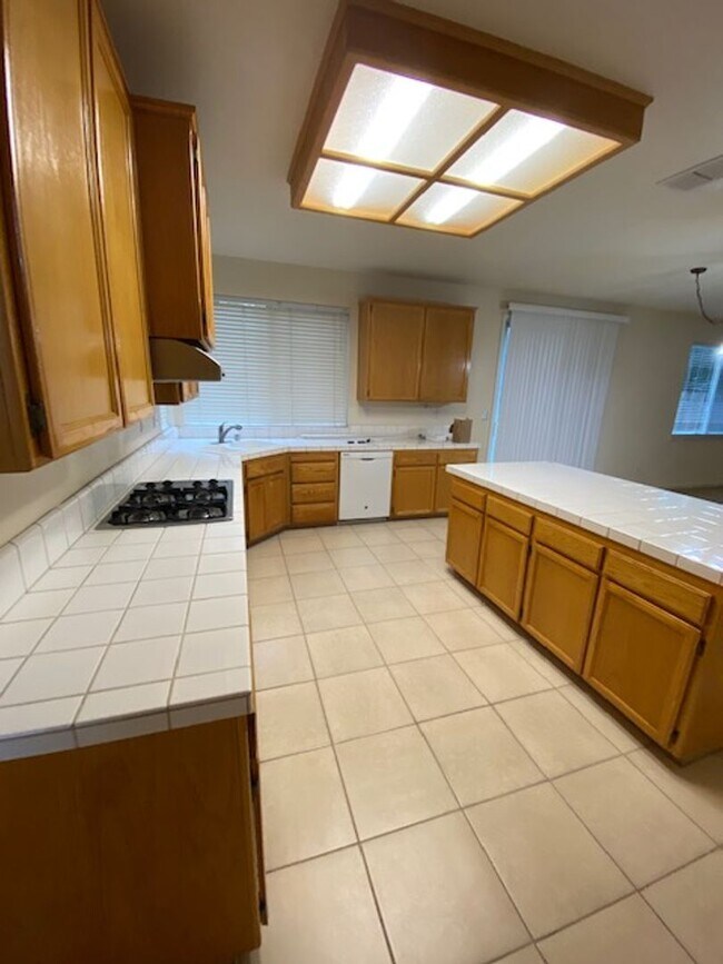 Building Photo - Rare Find! 5 bedroom spacious family home in a gated community Roseville.