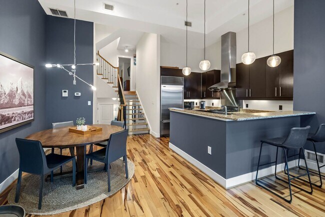 Building Photo - U St Penthouse