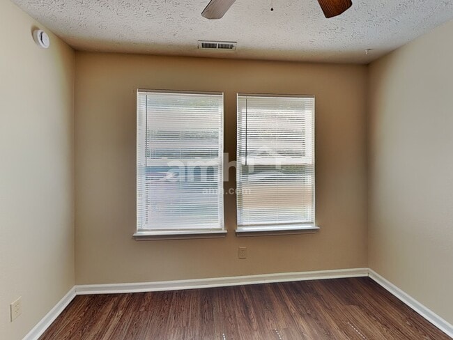 Building Photo - 2092 Meadowlark Ln