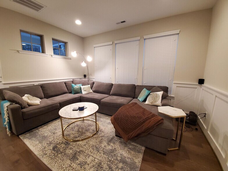 Building Photo - Room in Townhome on Metropolitan Dr