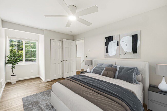 Building Photo - For Lease $2950/Month: Beautifully updated 2/Bdrm Townhome with large Bonus Room