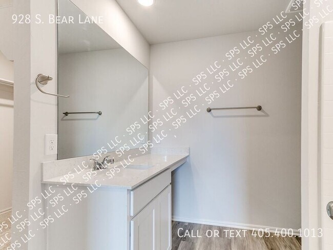 Building Photo - 928 S Bear Ln