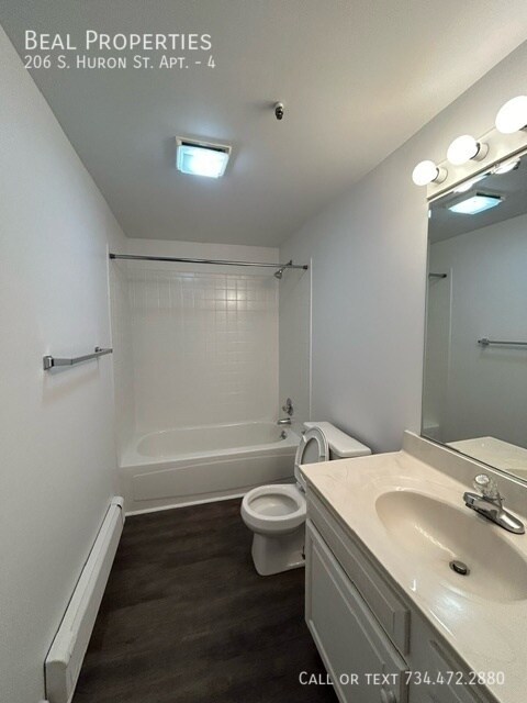 Building Photo - 206 S Huron St