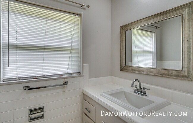 Building Photo - 1827 Parkridge Dr