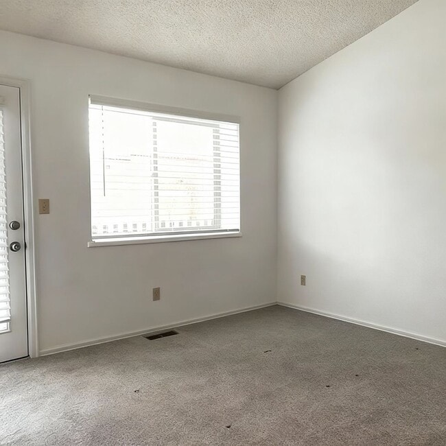 Building Photo - Cozy 2 bedroom Townhouse in Cheyenne Mountain with VIEWS of mountains