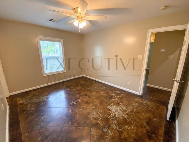 Building Photo - 3BR/2BA Home with Attached Garage & Fenced Backyard in an Established Lake Charles Neighborhood