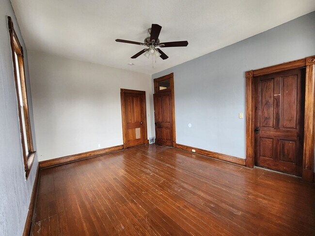 Building Photo - Three Bedroom in Alton