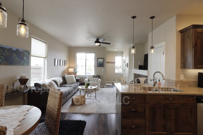 Building Photo - 2860 Yew Park Ln