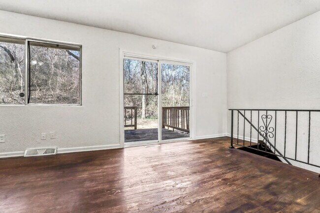 Building Photo - Beautifully Renovated 3 Bedroom Home in KCK Available Now!  1st Month's Rent is FREE!