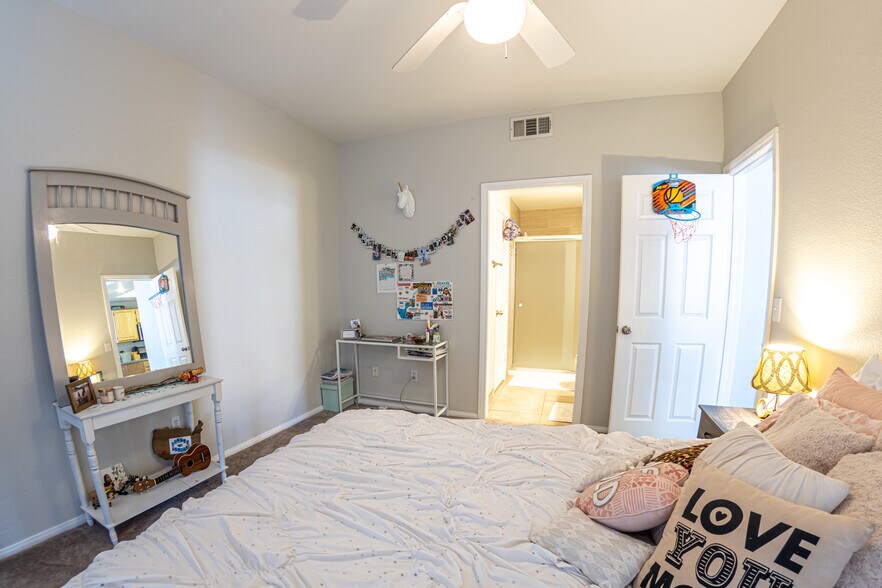 Building Photo - 5855 Valley Dr