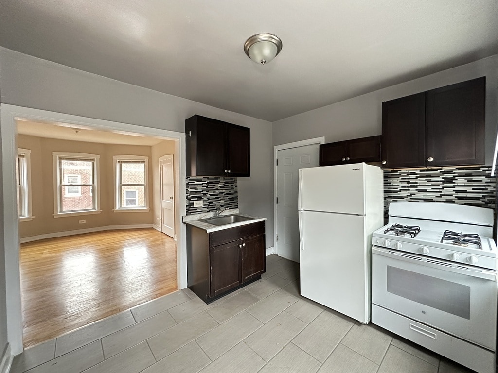 Building Photo - 4027 W Melrose St