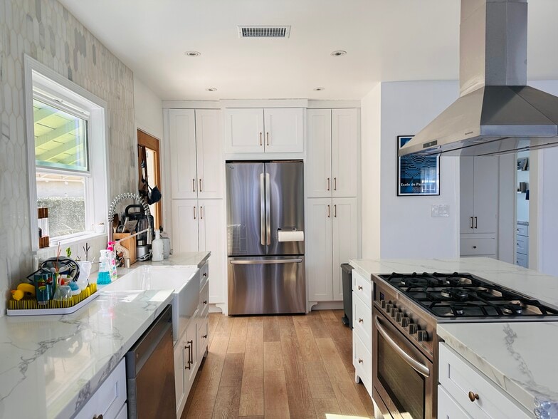 Building Photo - 2460 Glenrose Ave