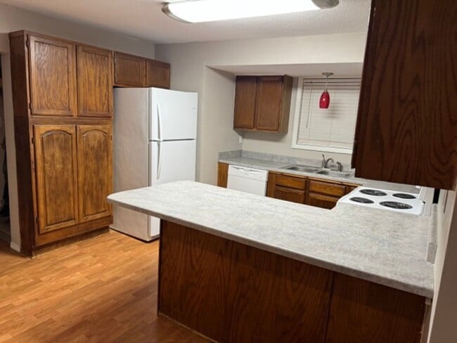 Building Photo - 2 Bedroom, 1 Bath, 1 Car Garage, Appliance...