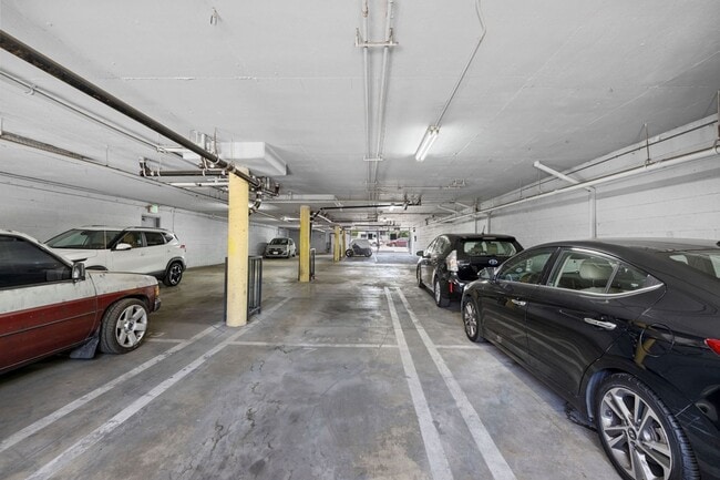 Building Photo - Spacious 2-Bed / 2-Bath Apartment in Prime Hollywood Location