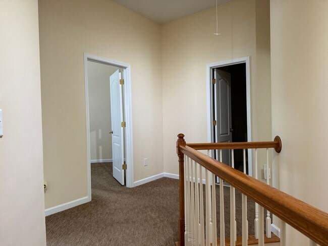 Building Photo - 3 Bedroom Townhome in Wakefield