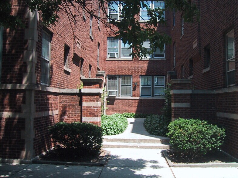 Building Photo - 3600 W Sunnyside Ave