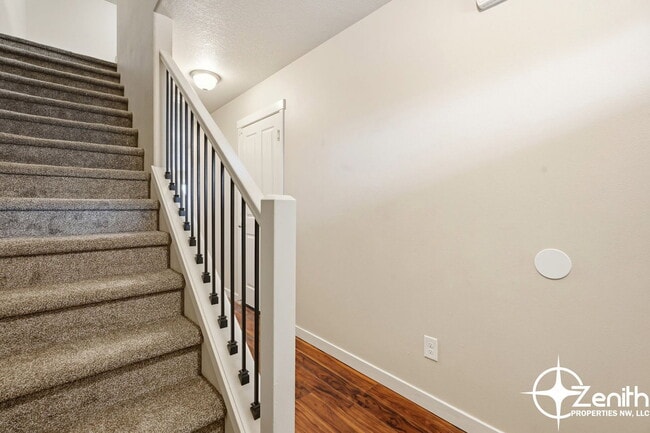 Building Photo - 5616 NE 74th Ct