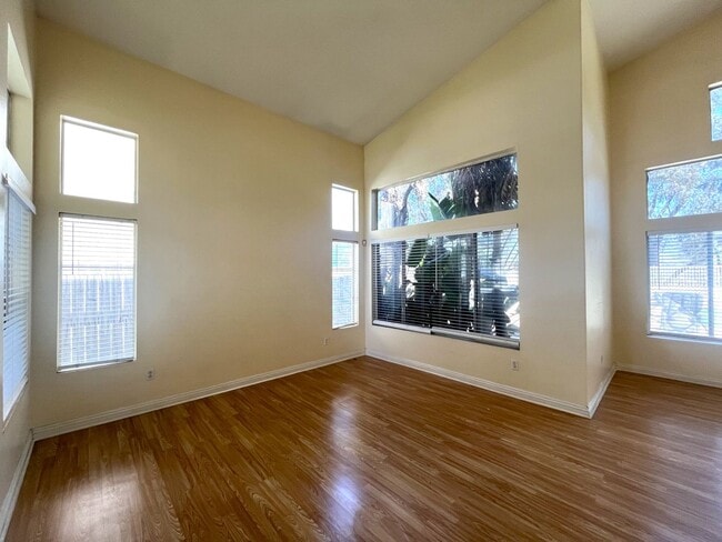 Building Photo - 4 bed, 2.5 bath located in Corona, CA!