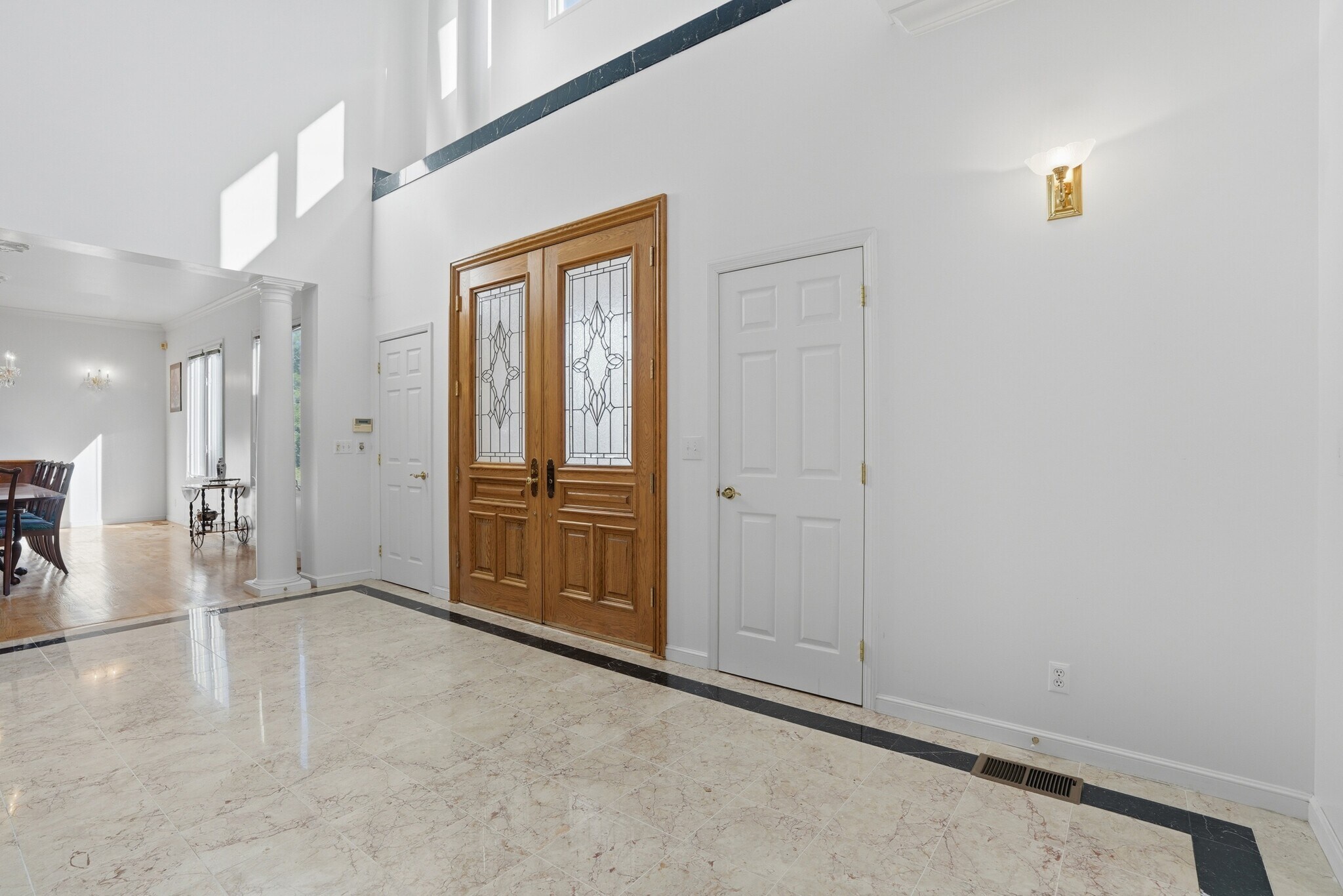 Building Photo - 544 Sunset Way