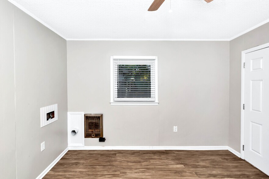 Building Photo - 512 Oshaughnessy Ave NE