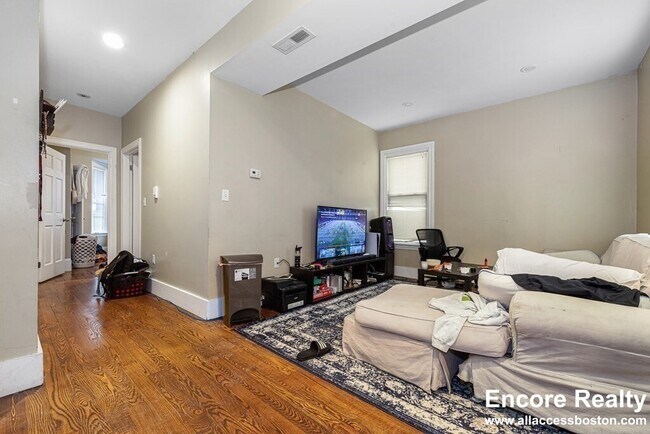 Building Photo - 1566 Tremont St