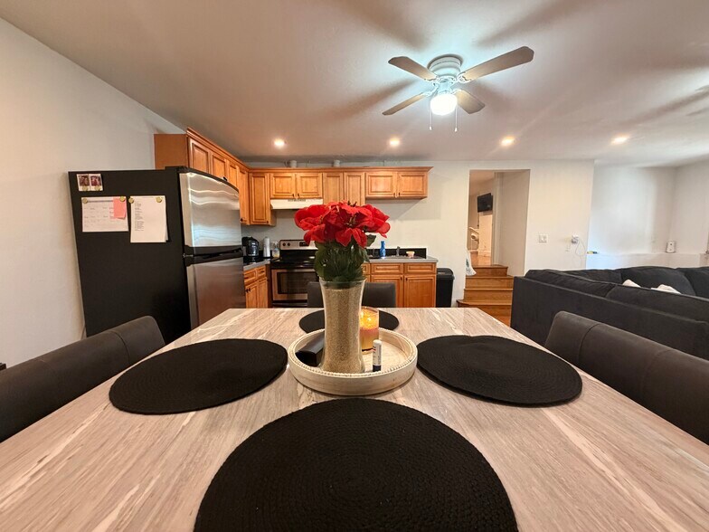 Building Photo - 532 East St