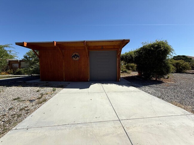 Building Photo - High Desert Retreat- 3 Bedrooms, 2 Bathroo...