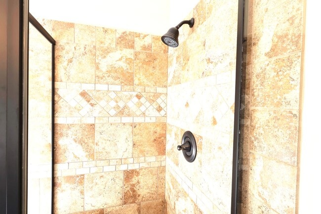 Building Photo - 5 Bed 3.5 Bath Chesterfield Charmer