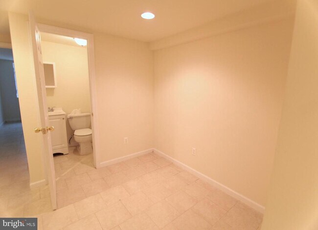 Building Photo - 1852 Willington St