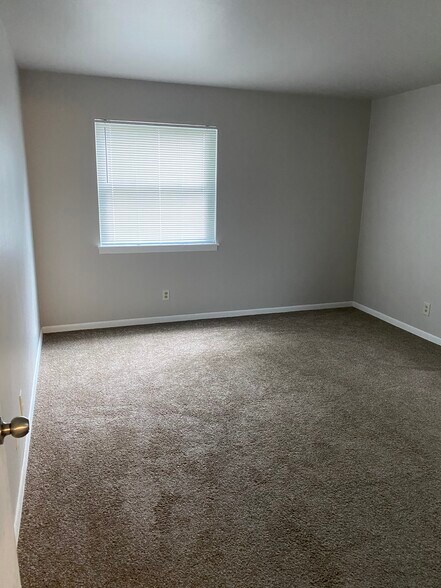 Building Photo - 5671 Williamsburg Way