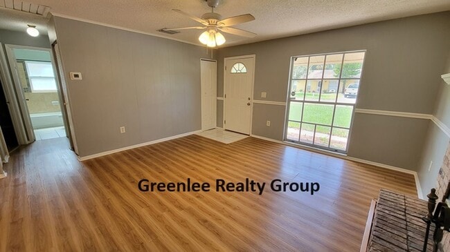 Building Photo - Adorable 2 Bed/1 Bath Updated Home in Seve...