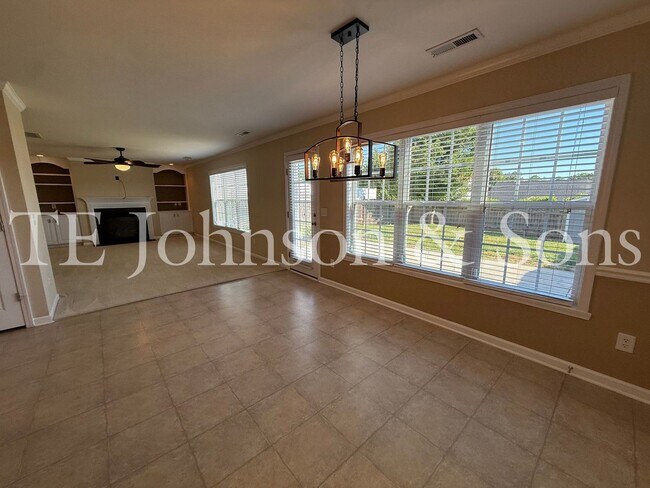 Building Photo - Spacious 4 Bedroom Home with Fenced Yard & Two Car Garage in Clemmons