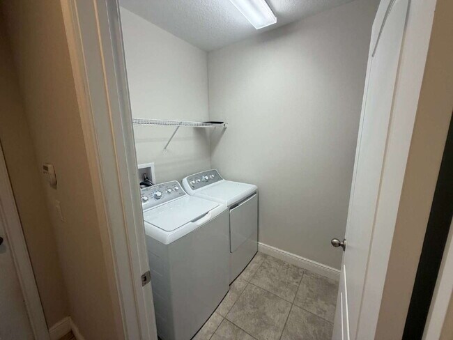Building Photo - Charming 2-Bed Townhouse with Granite Eleg...