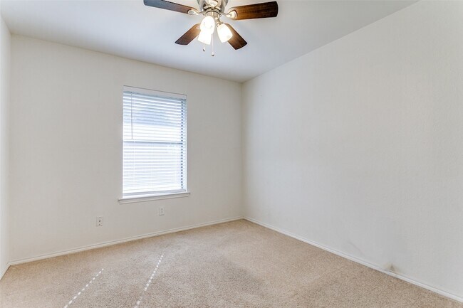 Building Photo - 215 Meadowbrook Ln