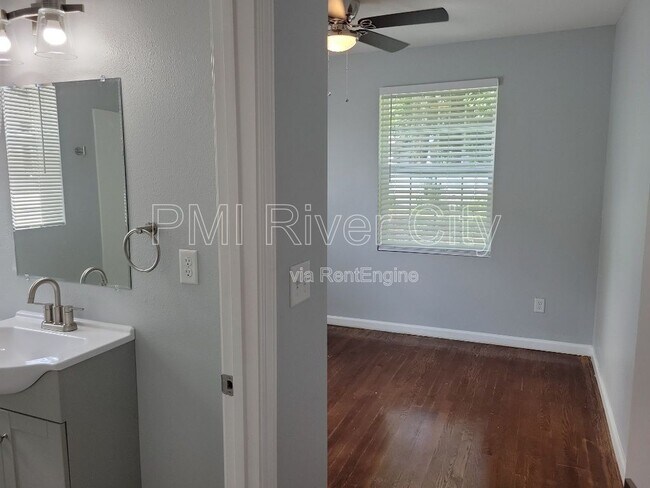 Building Photo - 1356 River Hills Cir E