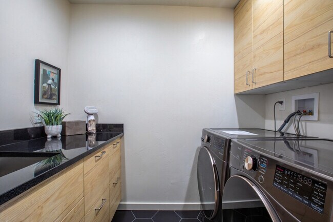 Building Photo - 160 W 1600 S