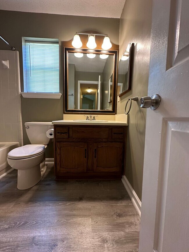 Building Photo - Charming 3 bedroom 2 bath ranch home on a ...