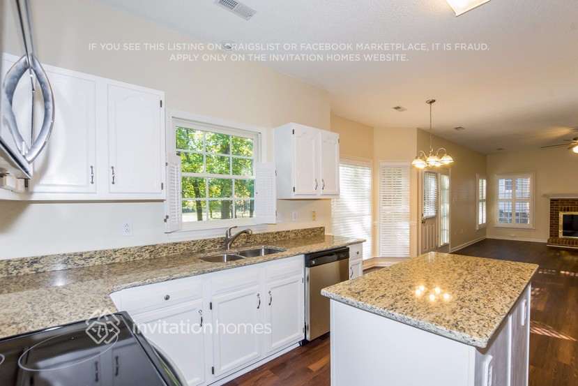 Building Photo - 6420 Fairway Point Dr