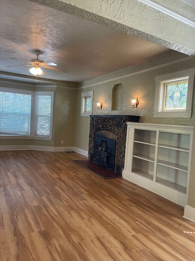 Building Photo - CHARMING 2 BED 1 BATH VICTORIAN HOME