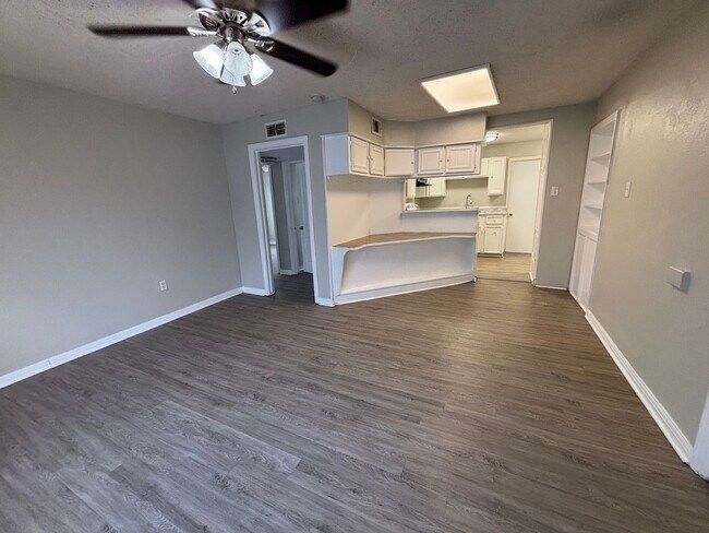 Building Photo - Lovely 5 Bedroom 2 Bathroom with a Fenced Backyard!